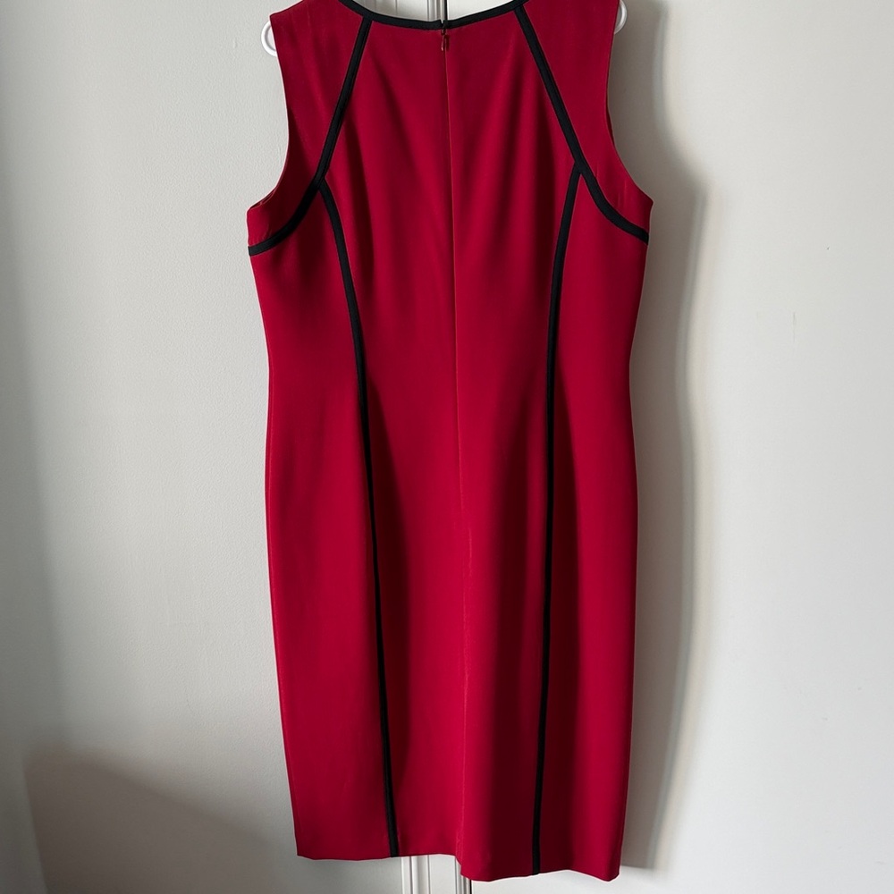 Elegant Red Sleeveless Dress - Picture 3 of 3